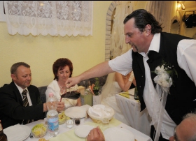 Étel - ital, Vőfély Sanyi, Sanyi, vőfélysanyi, vofelysanyi, Sanyi Vőfély, Vőfély Sándor, Sándor Vőfély, vőfély, vofely, vőfény, vőféj, násznagy, buli, lagzi, menyasszony, vőlegény, esküvő, lakodalom