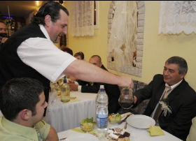 Étel - ital, Vőfély Sanyi, Sanyi, vőfélysanyi, vofelysanyi, Sanyi Vőfély, Vőfély Sándor, Sándor Vőfély, vőfély, vofely, vőfény, vőféj, násznagy, buli, lagzi, menyasszony, vőlegény, esküvő, lakodalom